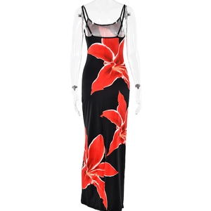 Vue détaillée du dos d'une robe longue noire à fleurs de lys rouges et fines bretelles