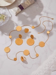 Ensemble minimaliste de collier, boucles d'oreilles et bagues en acier plaqué or
