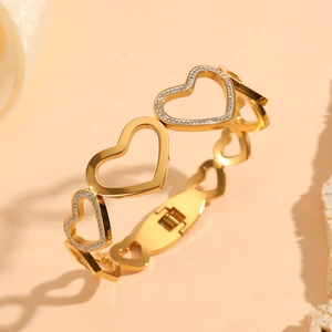 Détail du bracelet cœur en acier inoxydable plaqué or avec cristaux pavés brillants
