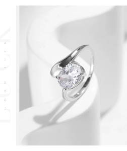 Gros plan d'une bague en argent s925 avec pierre ovale sur support géométrique blanc
