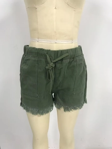 Détail de la taille à cordon vert militaire et ourlet à franges sur le short