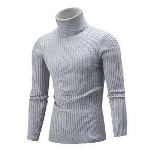 Dettaglio del maglione grigio a collo alto da uomo con trama a trecce su un manichino