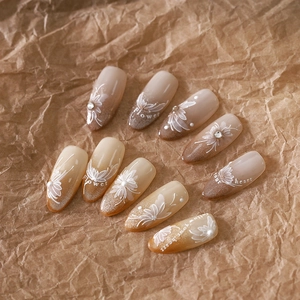 Eleganti unghie finte floreali con sfumatura nude marrone e glitter