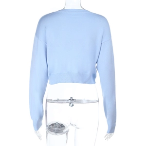 Vue arrière d'un gilet court tricoté bleu clair sur un mannequin montrant la coupe ajustée