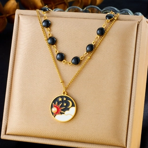 Zweilagige goldene Edelstahlkette mit schwarzen Perlen und einem Himmelsanhänger