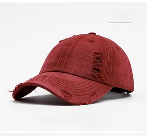 Gros plan détaillé d'une casquette en denim rouge délavé avec des détails effilochés