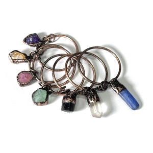 Set di 7 ciondoli vintage in bronzo con cristalli naturali grezzi assortiti stile boho