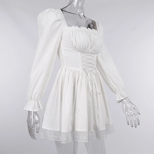 Detalle del vestido de encaje blanco con mangas abullonadas y bordado floral fino