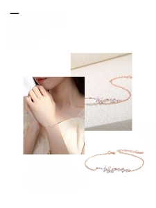 Vue détaillée du bracelet papillon en or rose avec zircons étincelants et étoiles