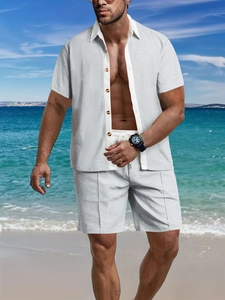 Gros plan détaillé sur la texture gaufrée blanche de l'ensemble chemise et short de plage homme