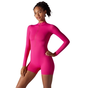 Body da yoga rosa a maniche lunghe con collo a zip e pantaloncini sportivi aderenti