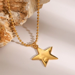 Collier élégant à pendentif étoile dorée sur chaîne à billes et décor minimaliste