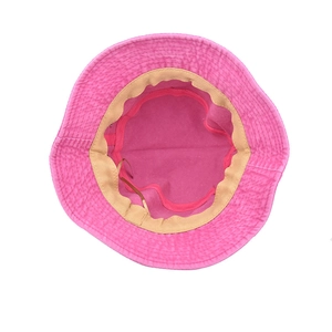 Dettaglio interno del cappello alla pescatora rosa con fascia beige e cuciture fini