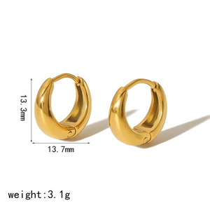 Close-up of 18k gold plated U-shaped earrings with 13.3mm height and 3.1g weight detail