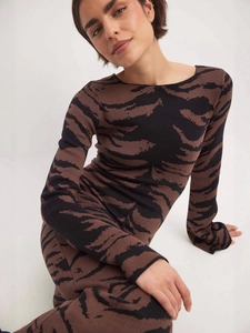 Elegant long-sleeve knitted dress featuring a stylish brown and black leopard animal print