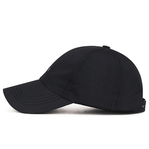Casquette de sport noire respirante à séchage rapide avec broderie argentée sur le côté
