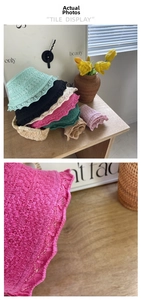 Dettaglio di cappelli da sole in paglia intrecciata multicolore con maglia traforata e bordo