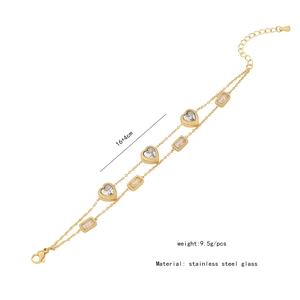 Détail du bracelet double couche en acier doré avec breloques en verre en forme de cœur