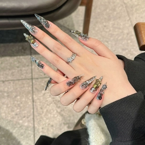 Faux ongles stiletto gothiques avec crâne 3D, toile d'araignée et bijoux métal