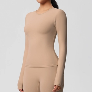 Détail du haut de sport à manches longues et du pantalon de yoga taille haute nude