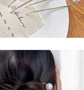 Détail d'épingle à cheveux en U avec perle blanche en vue à plat et coiffage réel