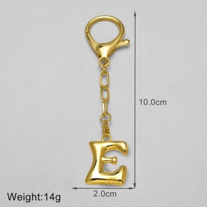 Detailed view of gold 18k plated letter E keychain with 10cm height and 14g weight