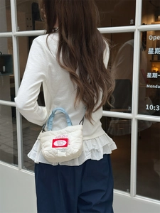 Borsa a tracolla trapuntata con patch GOOD e manici in denim blu chiaro