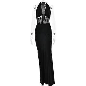 Elegante abito lungo nero all'americana con patchwork in mesh, dettagli cut-out e vestibilità