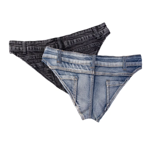 Dettaglio di pantaloncini di jeans elasticizzati con trame di tessuto blu e nero e cuciture