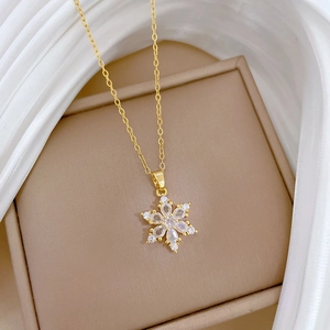 Elegante collana con ciondolo a fiocco di neve in acciaio dorato e zirconi lucidi