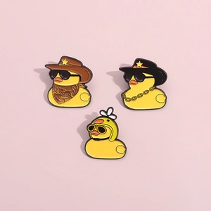 Lot de trois broches émaillées canards jaunes avec chapeaux de cowboy et lunettes