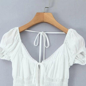 Robe longue blanche à manches courtes avec décolleté en dentelle et lacets au dos