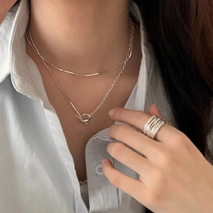 Set collana doppia a catena OT argento e anello a più strati indossato dalla modella