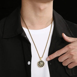 Détail du collier pendentif soleil hip hop avec chaîne torsadée dorée sur un mannequin