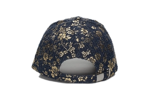 Vista posteriore berretto blu scuro con stampa floreale oro e fibbia in metallo regolabile