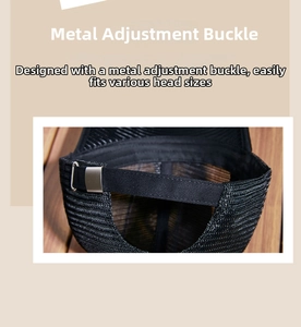 Detail der verstellbaren Metallschnalle an der schwarzen Mesh-Baseballkappe für Passform