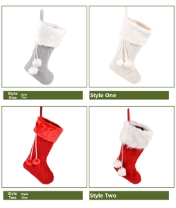 Détails de chaussettes de Noël en tricot rouge et gris avec pompons en peluche