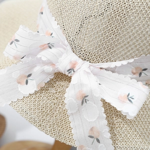 Cappello da sole in maglia da donna con fiocco floreale e bordo ondulato beige