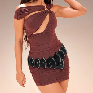 Dettaglio cintura corsetto a farfalla in pelle nera con occhielli in metallo su un abito marrone