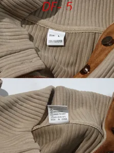 Détail du col montant et du bouton-pression en métal sur cette veste kaki texturée
