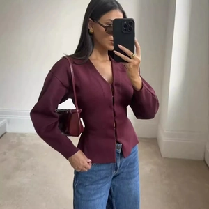 Cardigan en maille à manches longues col en V bordeaux avec un jean bleu ajusté chic