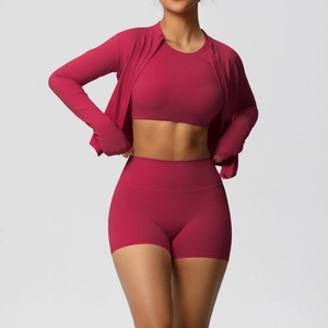 Détail de l'ensemble de yoga magenta montrant les poignets passe-pouce et le tissu mat