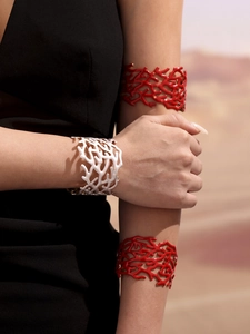 Détail d'un bracelet manchette corail plaqué or 18k avec émail rouge vif et blanc