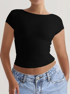 Détail montrant le dos nu du t-shirt Y2K noir moulant à manches courtes pour femmes