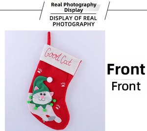 Dettaglio della calza di Natale rossa con ricamo Good Cat e motivo decorativo a gatto bianco