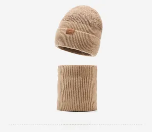 Dettaglio del set cappello e scaldacollo in maglia kaki con trama a coste spessa