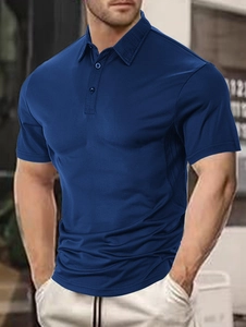 Dettaglio polo blu scuro a maniche corte con colletto classico a bottoni indossata da modello