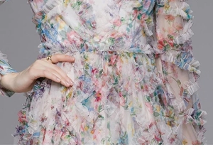 Detalle de la cintura con volantes y la tela de gasa floral en vestido elegante