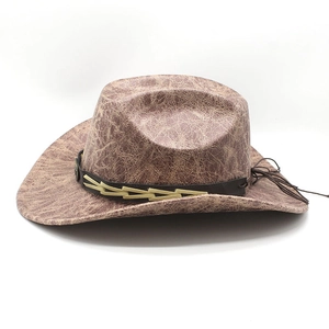 Détail du chapeau de cowboy avec texture craquelée et bande décorative tressée