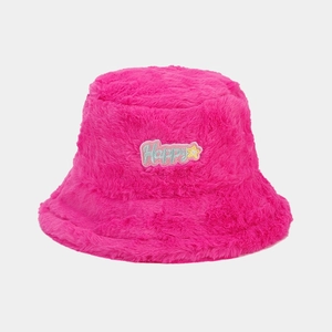 Détail du chapeau bob rose vif en peluche avec broderie Happy et fausse fourrure douce